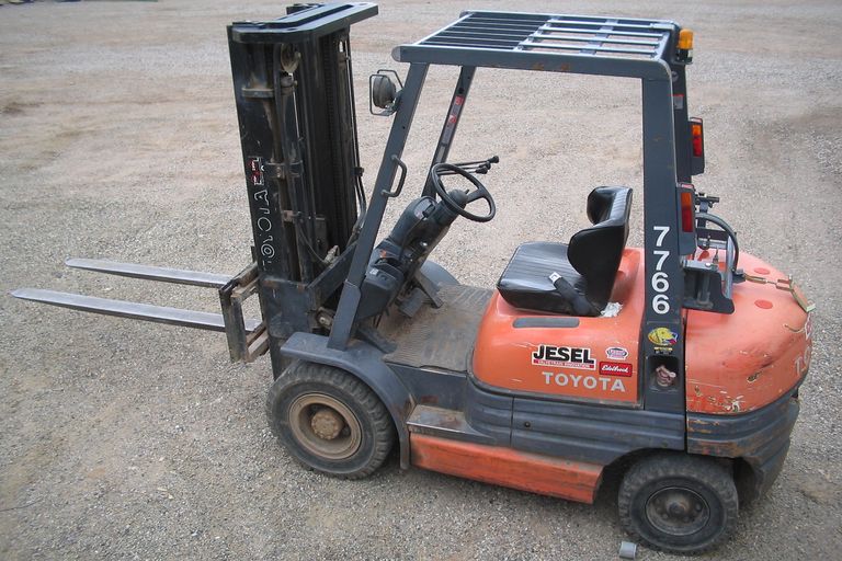 Beyond Semi Trucks: Long Road Repair Services Heavy Equipment Too — and Why a Fitment Partner Like PartStop Is Essential